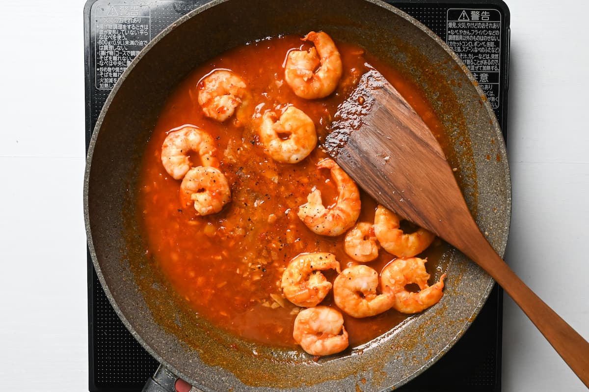 sprinkling ebi chili sauce with salt, pepper and sugar