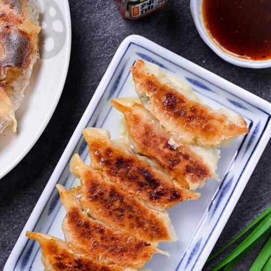 https://sudachirecipes.com/wp-content/uploads/2022/08/gyoza-thumbnail-550x550.jpg