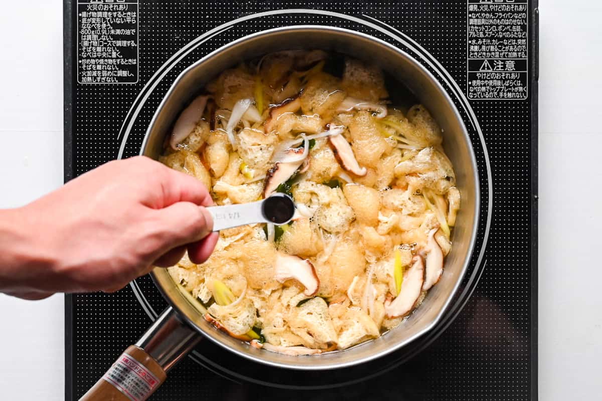 adding soy sauce to dashi broth