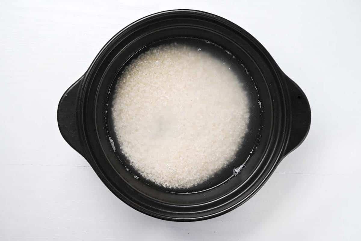 soaking rice in cold water in cooking pot