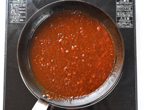 making hamburg sauce in frying pan
