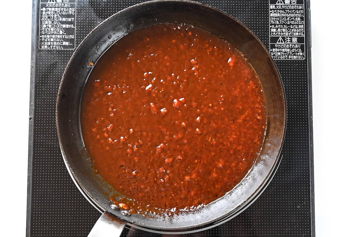 making hamburg sauce in frying pan