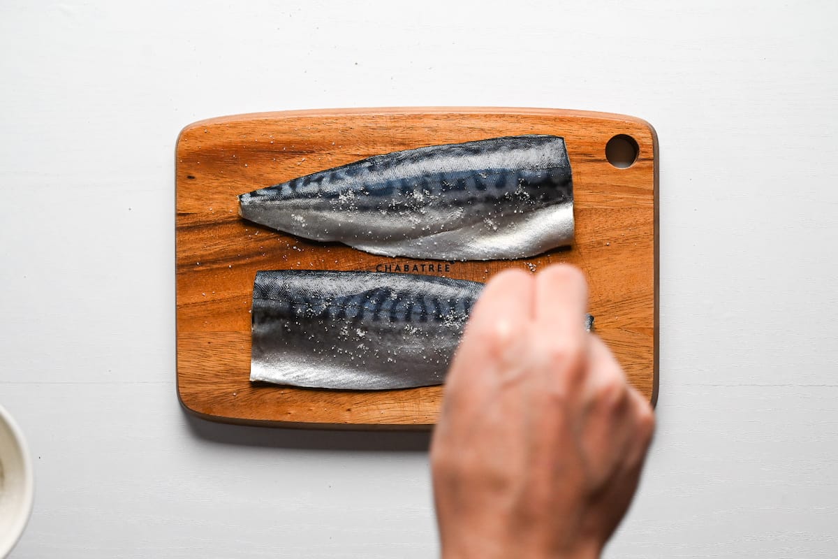 sprinkling mackerel with salt