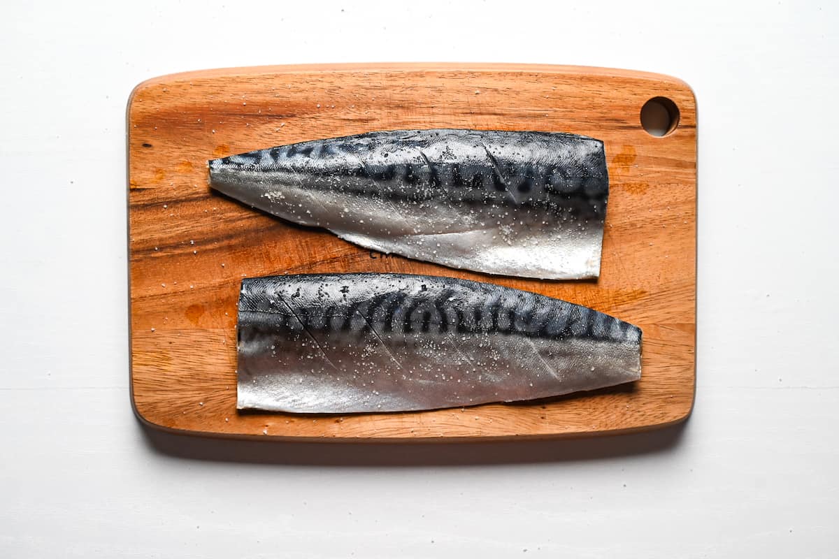 mackerel with 3 diagonal cuts on the skin side