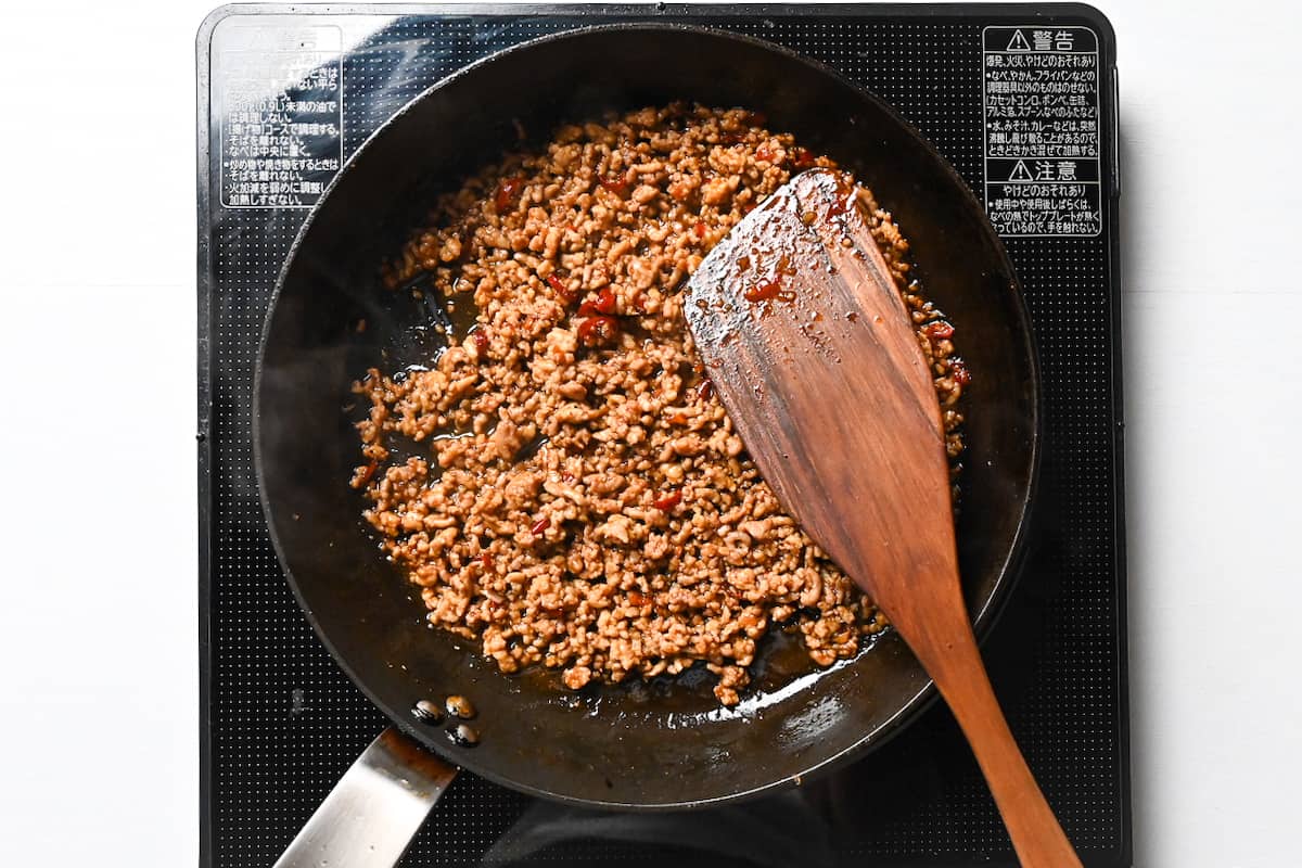 Taiwan mazesoba seasoned pork in frying pan