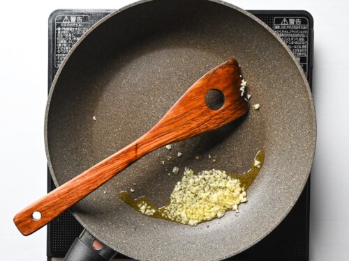 frying garlic in olive oil