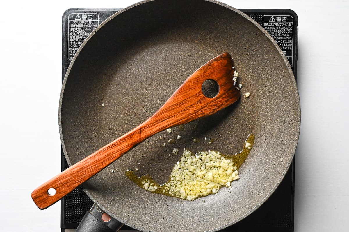 frying garlic in olive oil