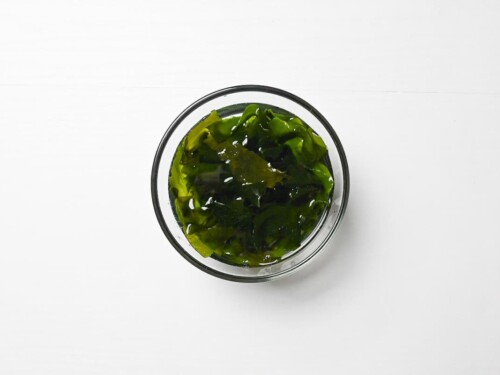 soaking dried wakame in water