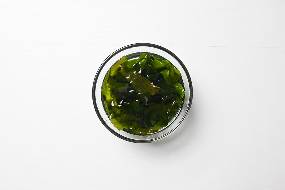 soaking dried wakame in water