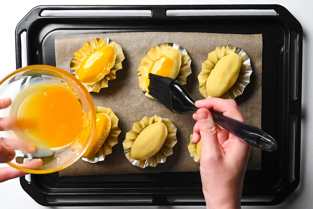 Brushing sweet potato with egg yolk