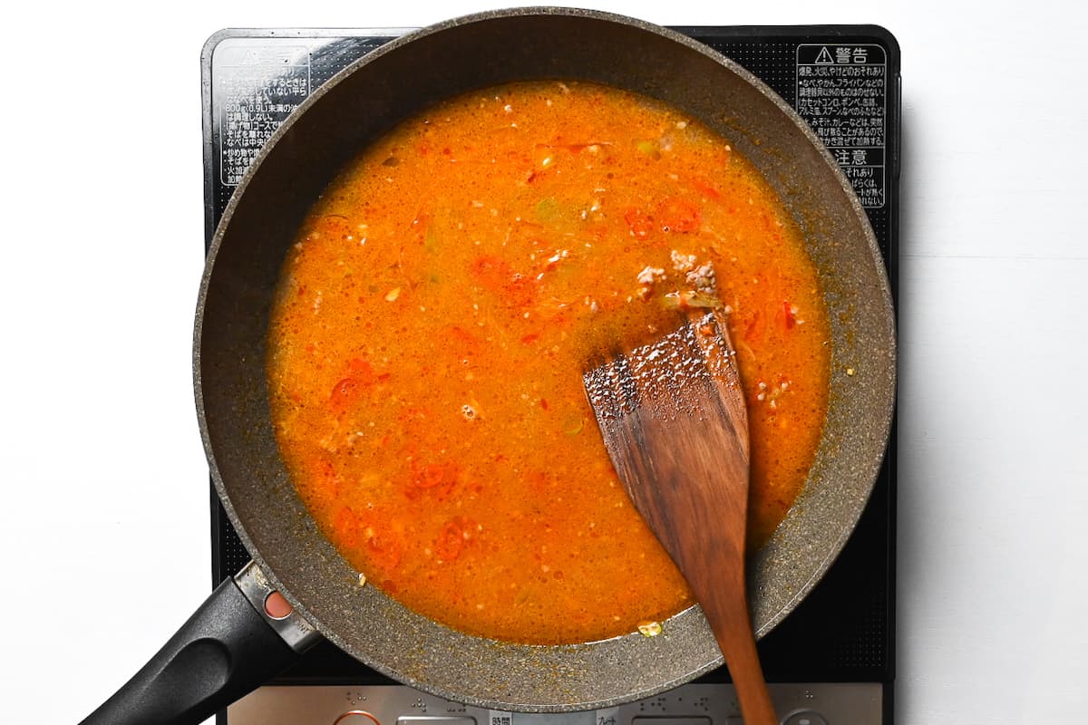 Making tsukemen soup