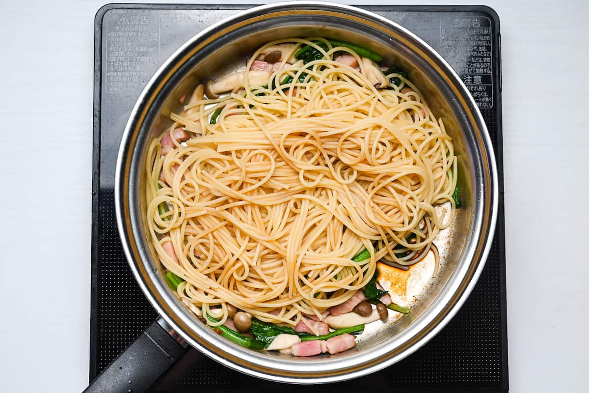 Spaghetti added to the pan