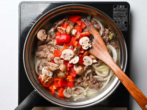 pan with beef, onions, mushrooms and peppers