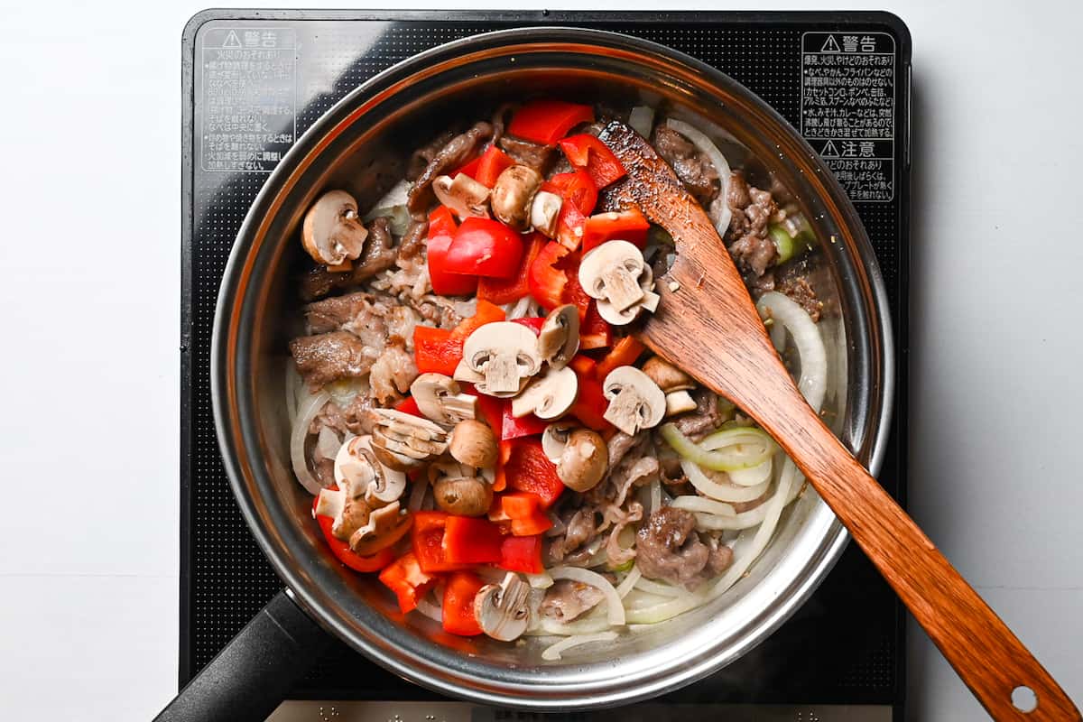 pan with beef, onions, mushrooms and peppers