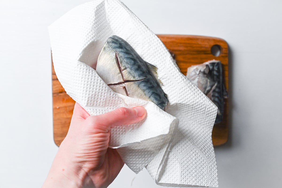 Drying mackerel fillet with kitchen paper