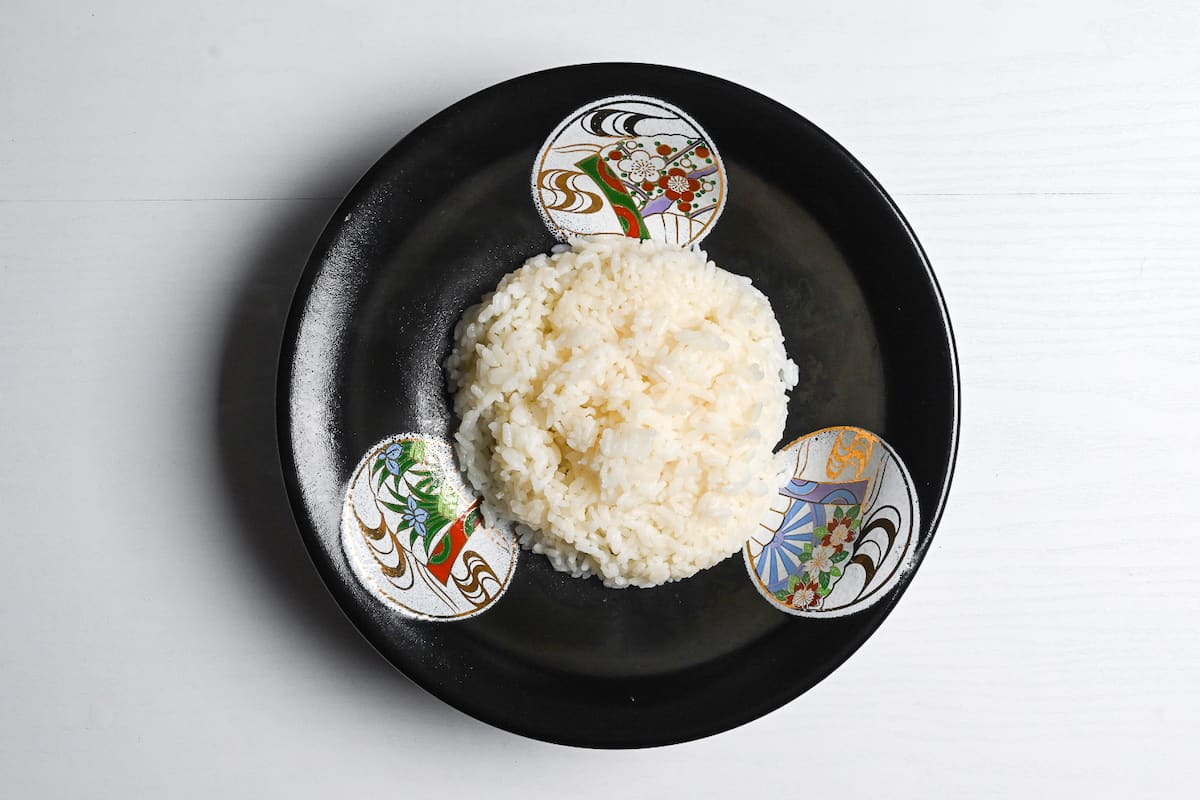 A mountain of rice in a wide black bowl