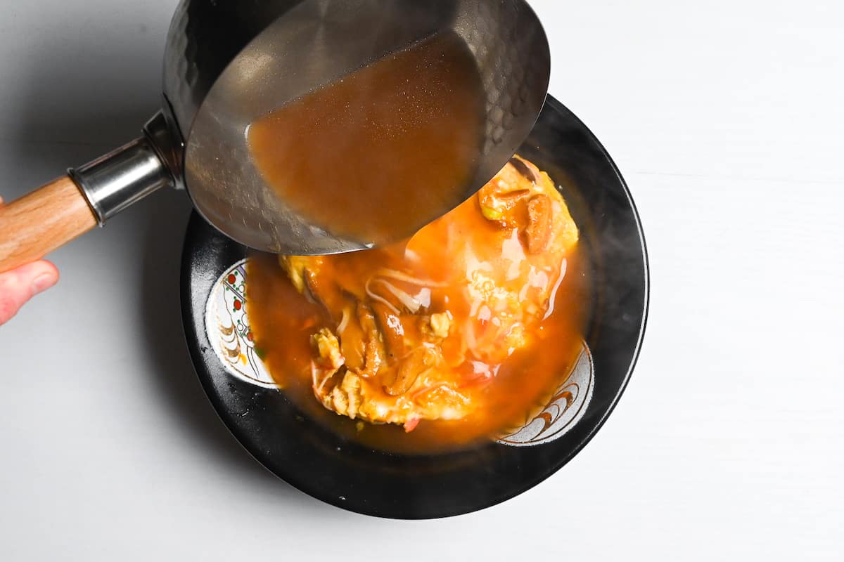 Pouring sauce over tenshinhan