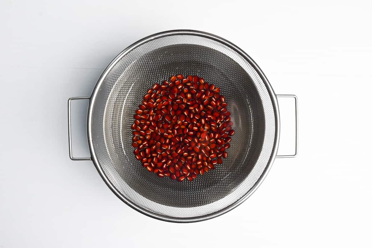 washing adzuki beans