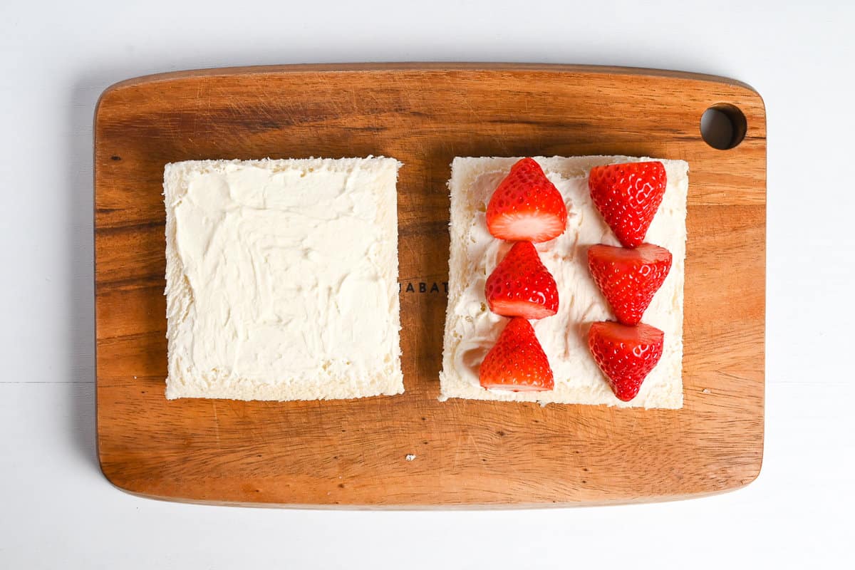 How to arrange strawberries for a rectangular ichigo sando