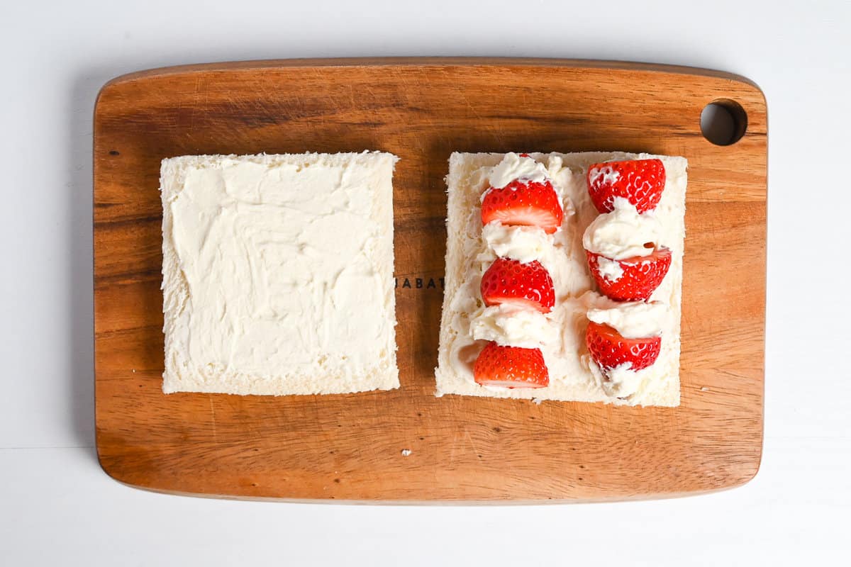 How to arrange strawberries for a rectangular ichigo sando