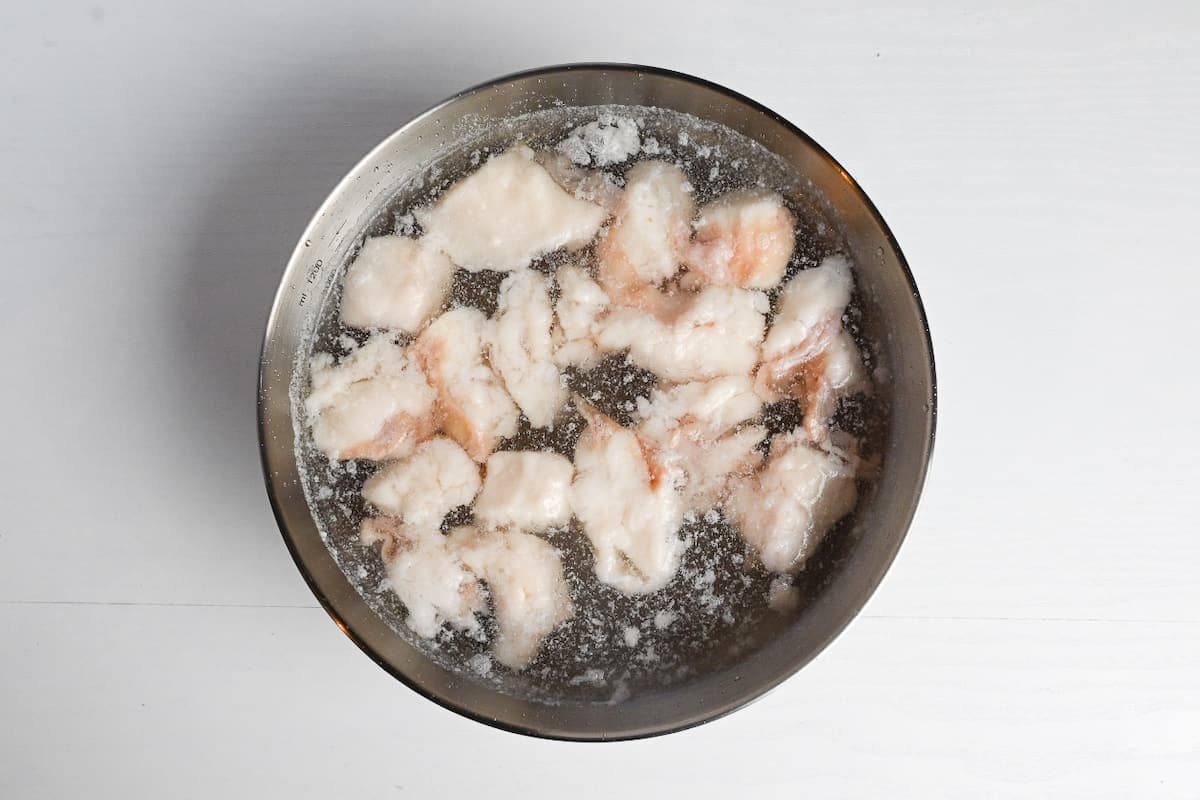 Soaking beef intestines (motsu/horumon) in cold water