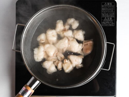 Soaking beef intestines (motsu/horumon) in hot water