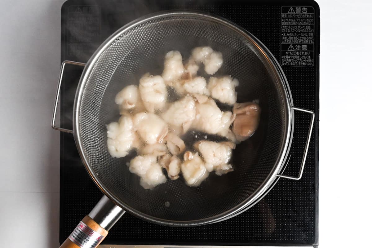 Soaking beef intestines (motsu/horumon) in hot water