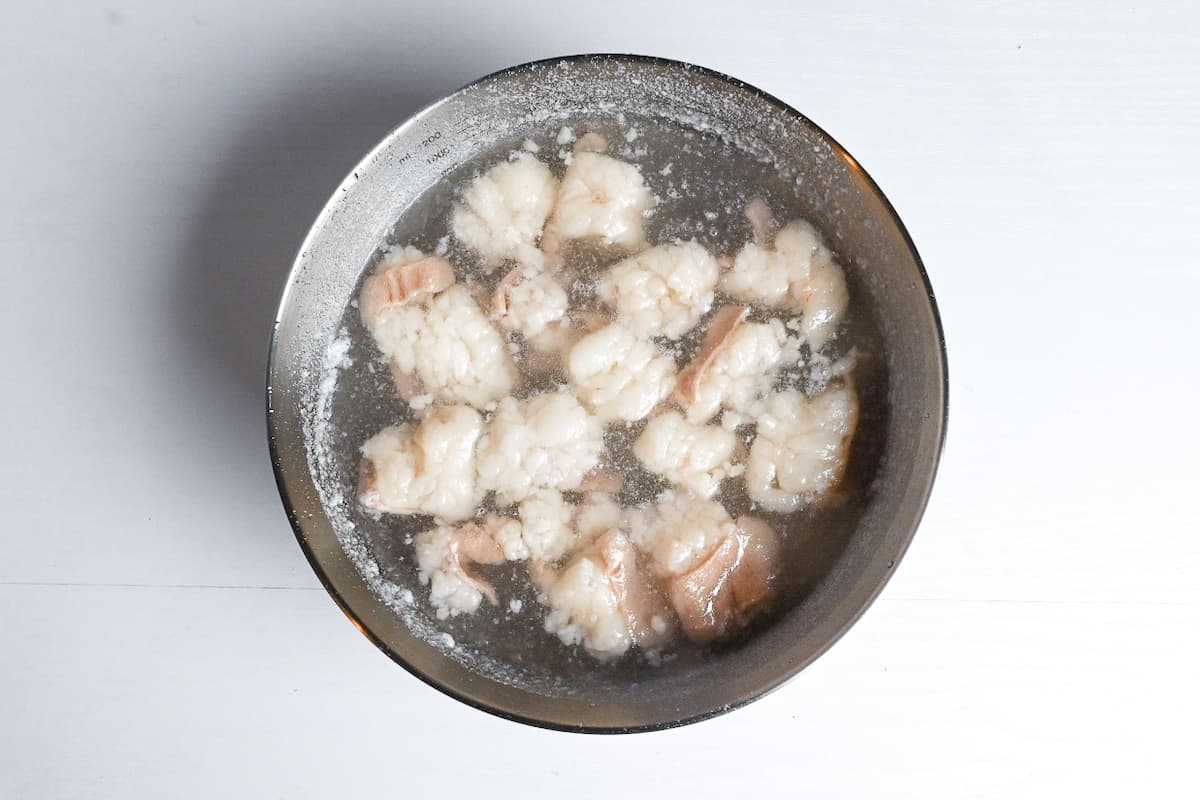 Soaking beef intestines (motsu/horumon) in cold water after hot water
