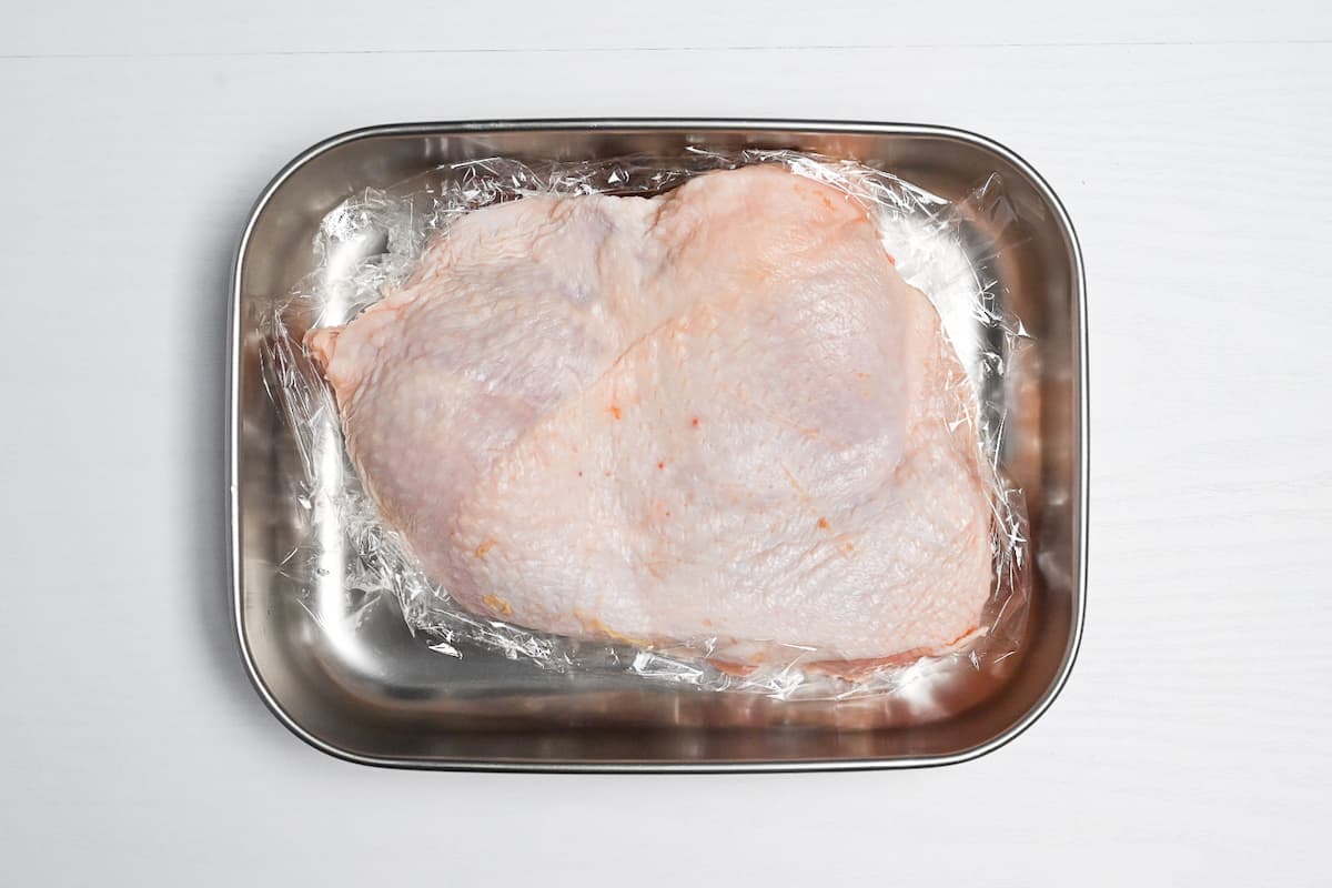 Drying out the skin of chicken thigh in a container