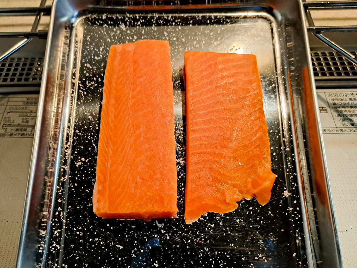 How to prepare salmon sashimi in Japanese style.