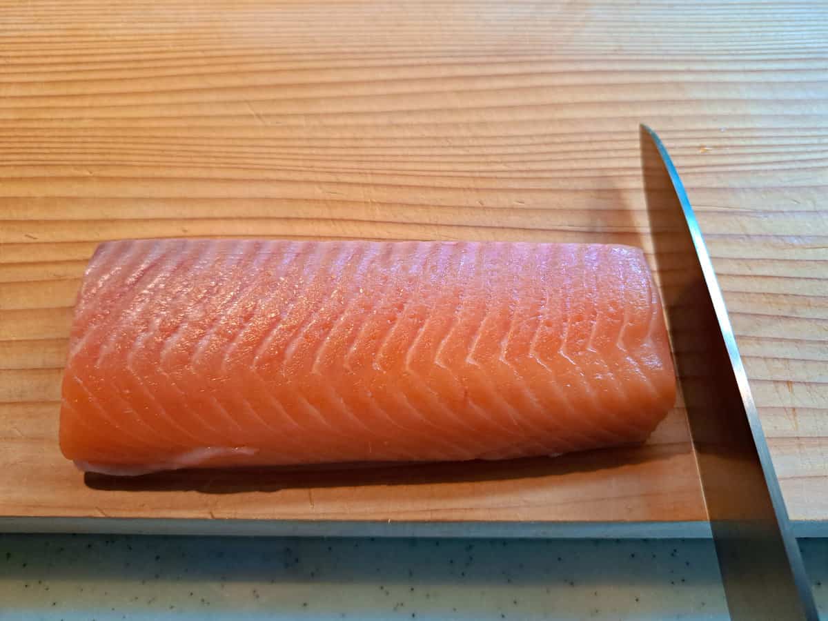 How to cut salmon sashimi in hirazukuri