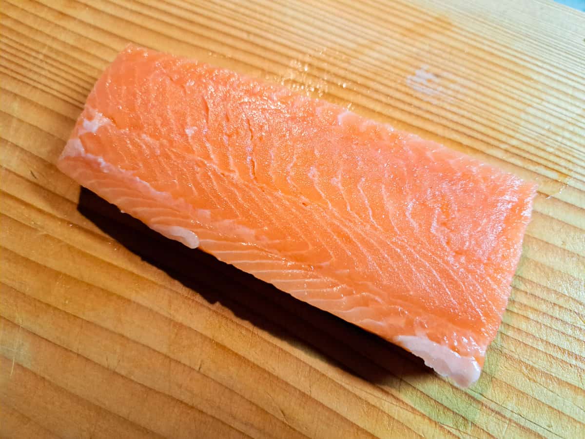 Sashimi grade salmon's color