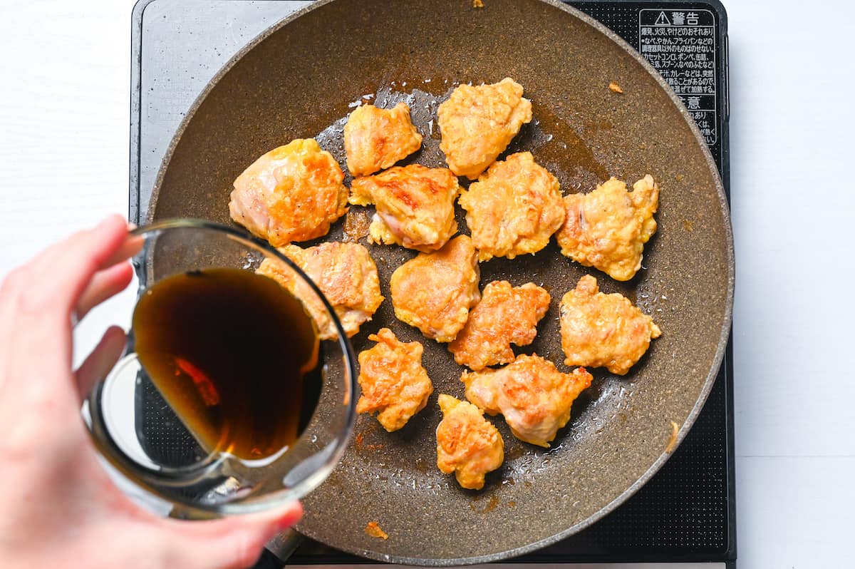 Pouring nanban sauce into the pan