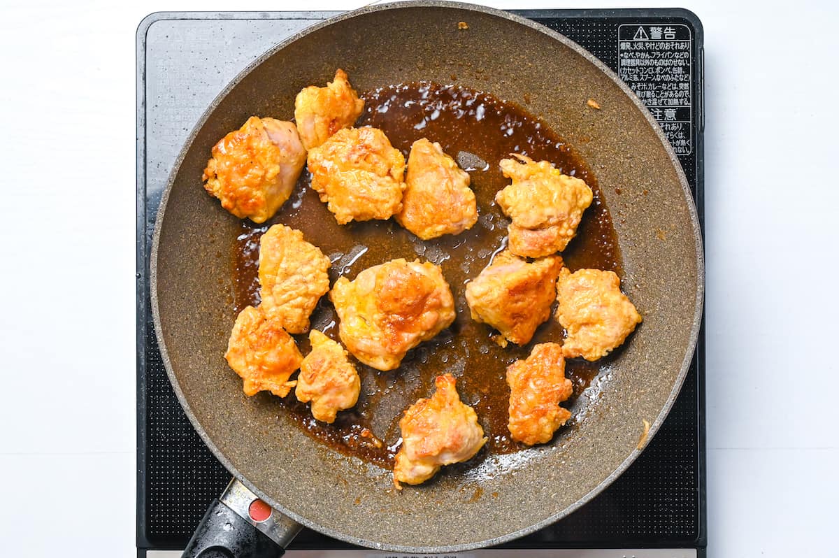 Frying battered chicken in nanban sauce