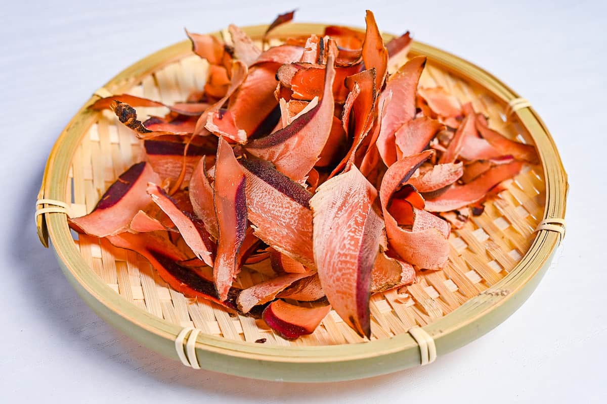 Atsukezuri katsuobushi on a bamboo tray