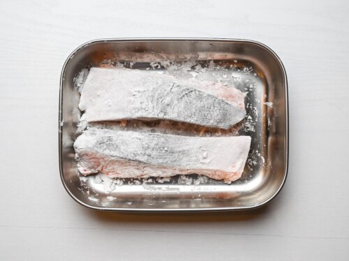 Coating salmon fillets with potato starch