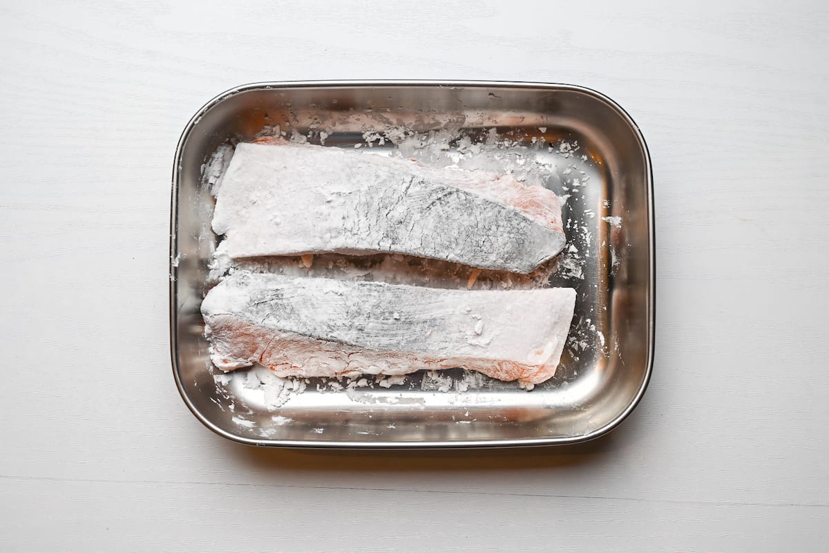 Coating salmon fillets with potato starch