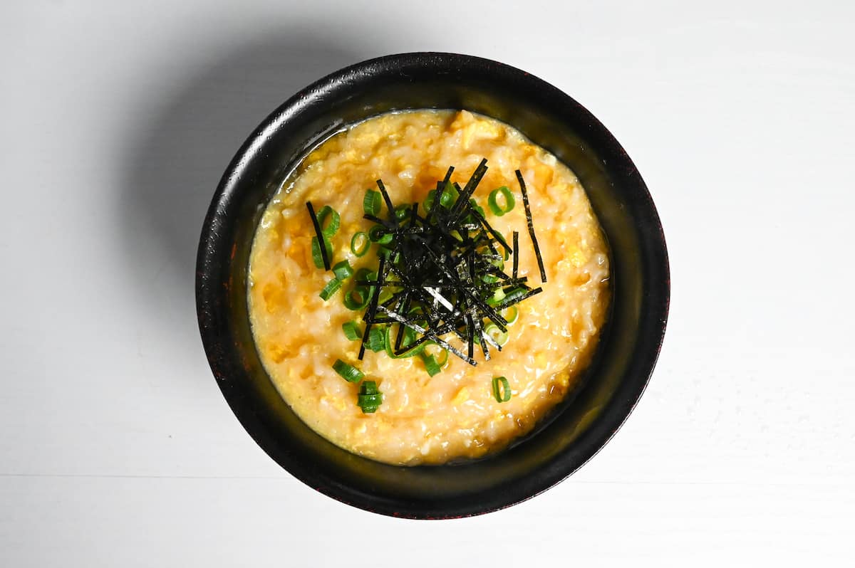 Complete okayu topped with spring onion and kizami nori