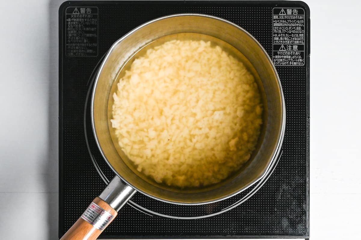 Adding cooked rice to dashi