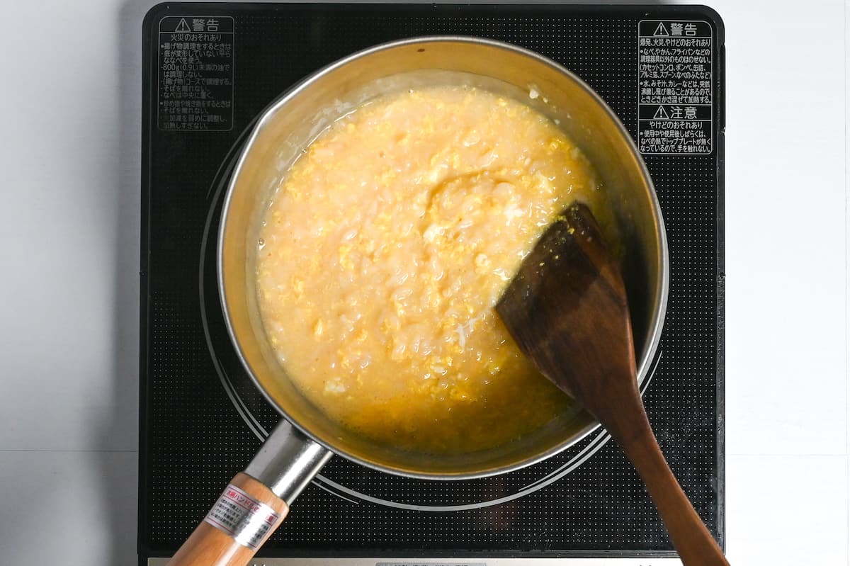 Mixing egg in the okayu