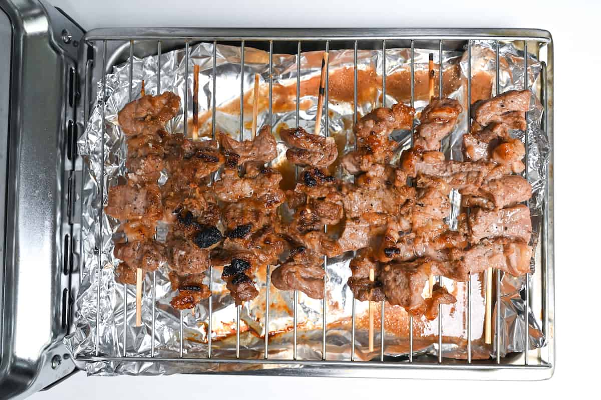 Cooked beef kushiyaki on a wire rack