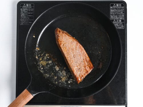 seared beef tataki in an iron skillet