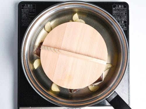 Sakana no nitsuke simmering with wooden drop lid