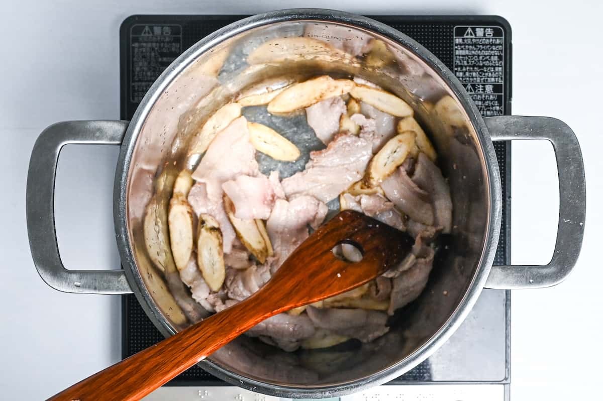 Frying pork and burdock root together