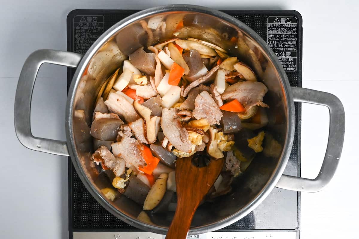 Frying all tonjiru vegetables and pork together in large pot