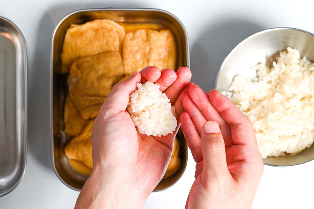 shaping rice for inarizushi