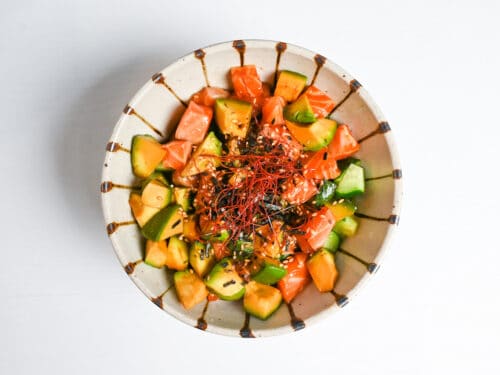 marinated salmon donburi topped with sesame seeds, kizami nori and chili threads.