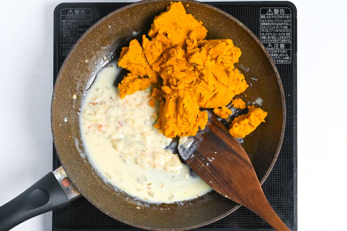 kabocha puree with roux in large frying pan