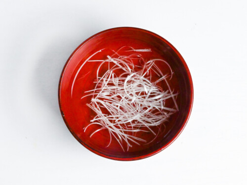 shiraganegi (thin slices of the white part of a green onion) soaking in water