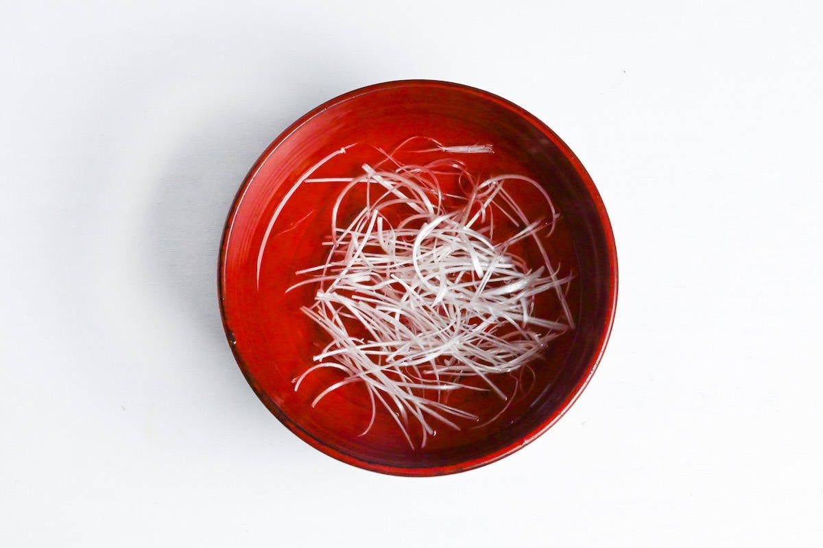 shiraganegi (thin slices of the white part of a green onion) soaking in water